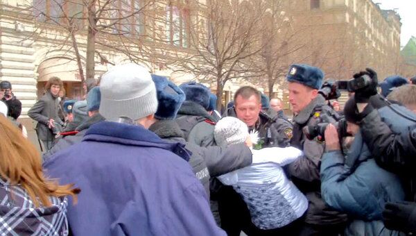 Полиция вынесла с Красной площади оппозиционерку Чирикову на руках 