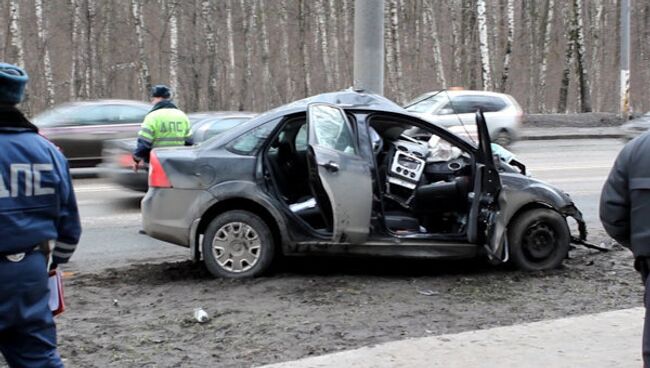 Ford протаранил мачту городского освещения в Москве 