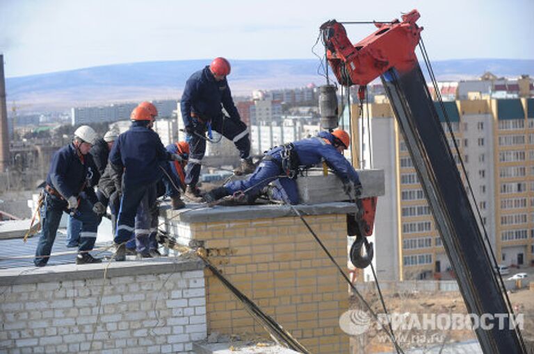 Работы спасателей по демонтажу упавшего крана в Чите