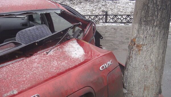 Автомобиль врезался в дерево в Москве