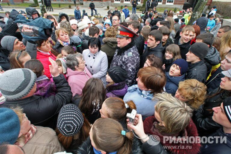 Сход жителей города Гусева в поддержку жестоко избитой подругами Елены Сухоруковой