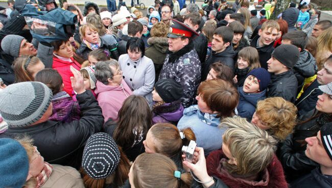 Сход жителей города Гусева в поддержку жестоко избитой подругами Елены Сухоруковой