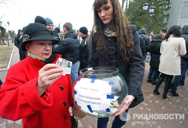 Сход жителей города Гусева в поддержку жестоко избитой подругами Елены Сухоруковой