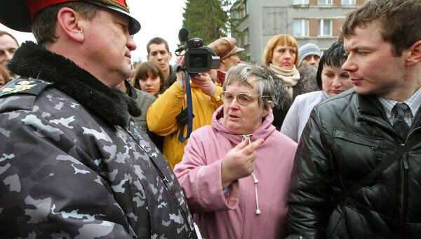 Сход жителей города Гусева в поддержку жестоко избитой подругами Елены Сухоруковой