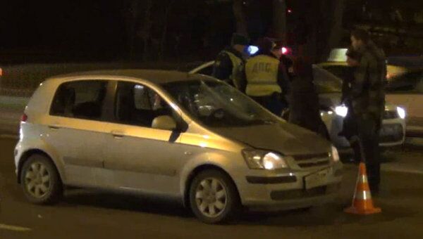 Иномарка сбила двух пешеходов на западе Москвы. Видео с места ДТП