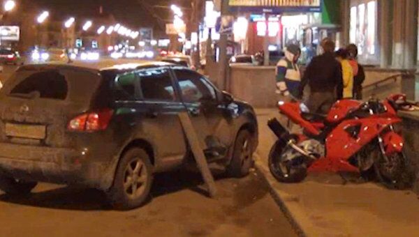 Мотоциклист влетел в припаркованную машину в центре Москвы