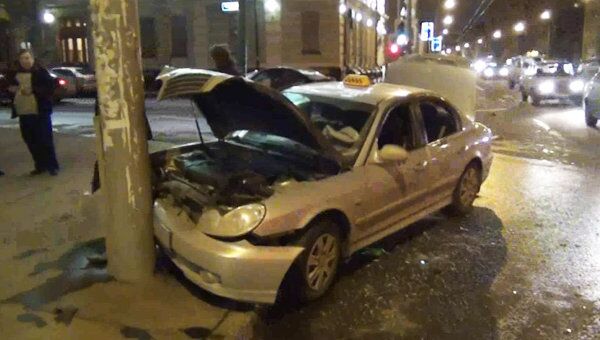 Два автомобиля Hyundai столкнулись в центре Москвы