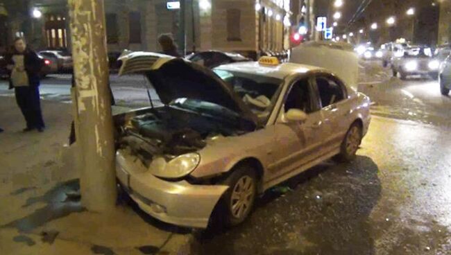 Два автомобиля Hyundai столкнулись в центре Москвы