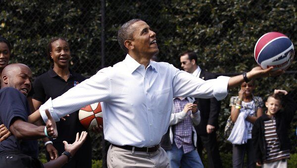 Обама играет в баскетбол. Архив