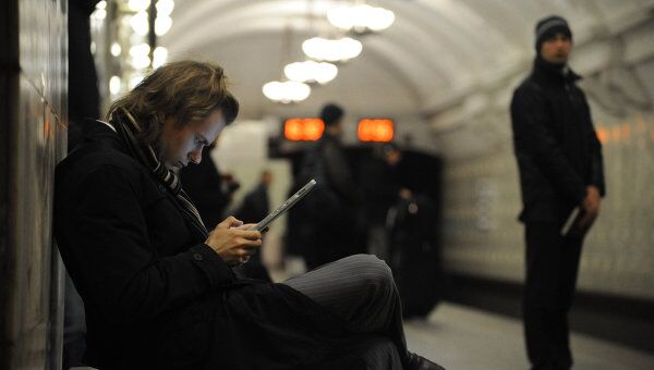 Пассажир пользуется планшетным компьютером в московском метро, архивное фото