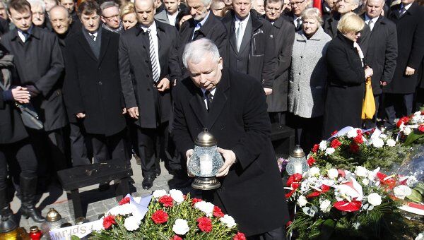 Ярослав Качиньский ставит свечи на могилах погибших в 2010 году в результате катастрофы правительственного самолета Ту-154
