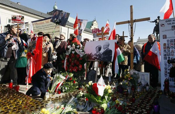 Люди принимают участие в траурных мероприятиях в память погибших в 2010 году в результате катастрофы правительственного самолета Ту-154