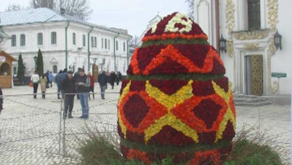 Гигантское яйцо из красных и желтых роз украсило площадь в Киеве 