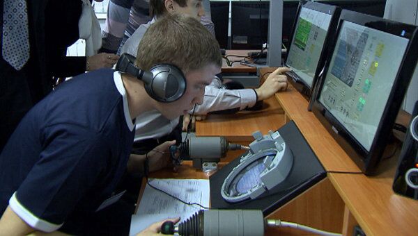Школьники научились стыковать корабль к МКС в новом Космоцентре