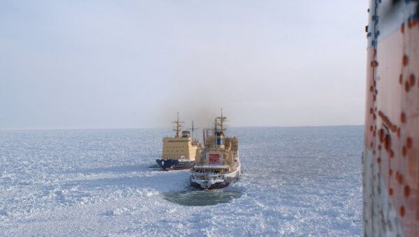 Ледоколы Красин и Адмирал Макаров пробивают путь во льдах. Архив