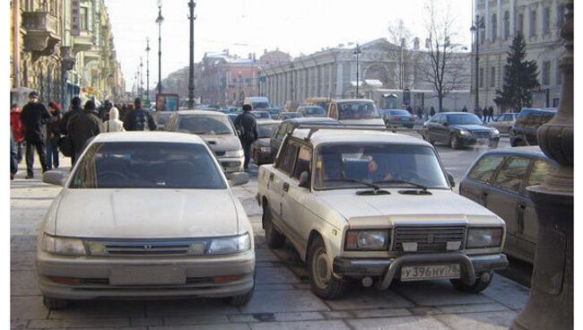 Неправильно припаркованные автомобили. Архив