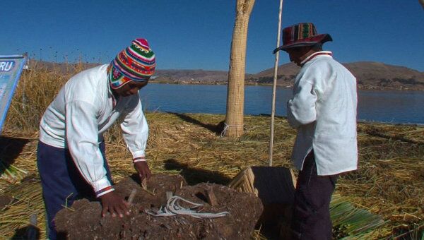 Индейцы показали, как строят тростниковые острова, на которых живут