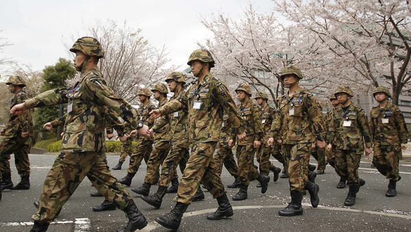 Солдаты маршируют рядом со зданием Министерства обороны в Японии