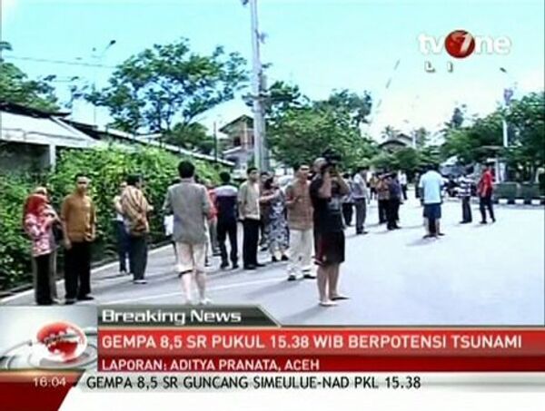 Эвакуация людей после землетрясения в Банда-Ачех, Индонезия. Кадры из видео