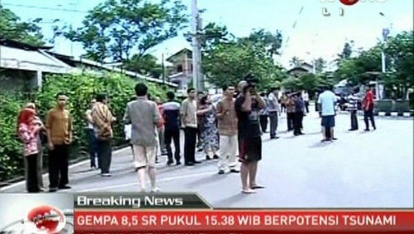 Эвакуация людей после землетрясения в Банда-Ачех, Индонезия. Кадры из видео