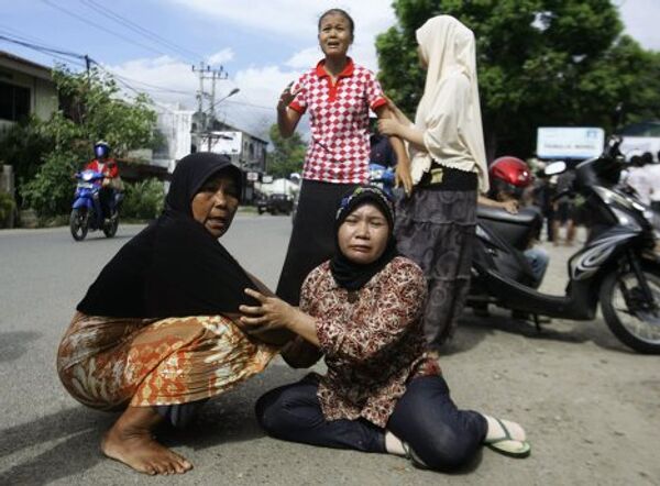 Женщины горюют после землетрясения в Банда-Ачех, Индонезия