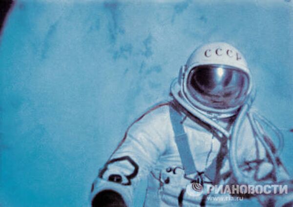 Космонавт Алексей Леонов впервые в истории космонавтики совершил выход в открытый космос с борта корабля Восход-2
