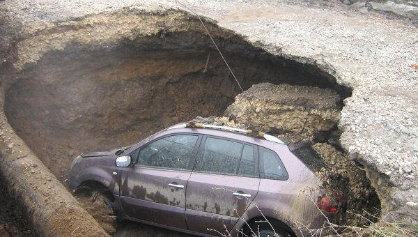 Автомобиль провалился в яму, образовавшуюся из-за провала грунта в Туле
