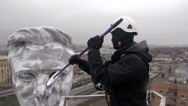 Альпинисты помыли памятник Гагарину