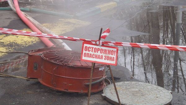 Авария на юго-западе Москвы: коммунальщики устранили фонтан горячей воды