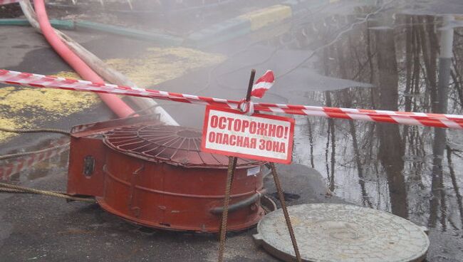 Авария на юго-западе Москвы: коммунальщики устранили фонтан горячей воды