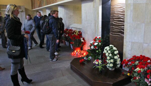 Открытие мемориального знака в память о жертвах теракта в метро. Архивное фото