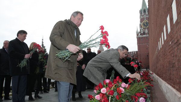 Возложение цветов у Кремлевской стены в День космонавтики