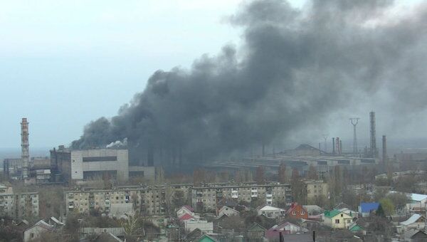 Столб черного дыма от горящего завода в Волгограде виден издалека 