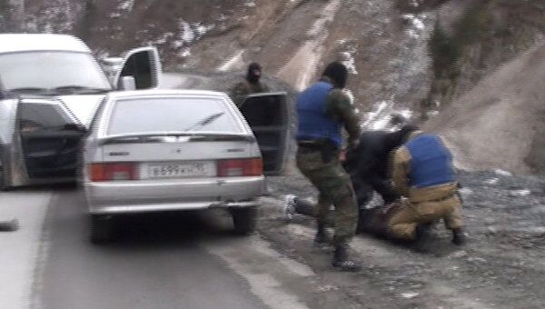 Силовики задержали торговцев оружием. Кадры спецоперации в Северной Осетии