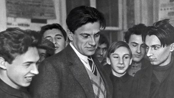 Владимир Маяковский среди молодежи