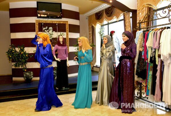 Дом моды Айшат Кадыровой показал новую коллекцию в Париже в рамках 