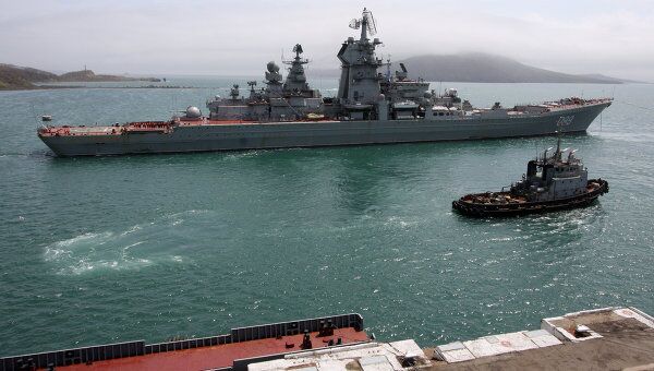 Тяжелый атомный ракетный крейсер Петр Великий прибыл в Приморье в бухту Стрелок