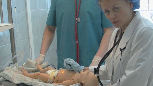 Сибирские врачи принимают роды у манекена и спасают робота-ребенка 