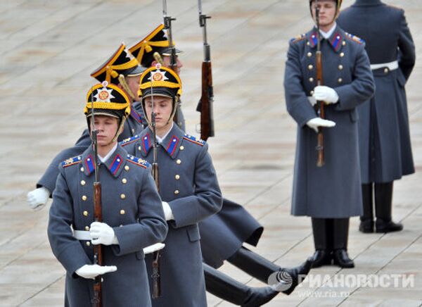 Первая в 2012 г. церемония развода караулов Президентского полка