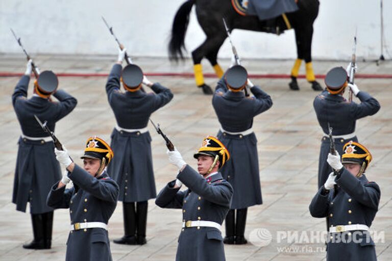 Первая в 2012 г. церемония развода караулов Президентского полка