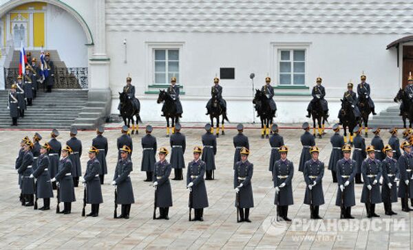 Первая в 2012 г. церемония развода караулов Президентского полка