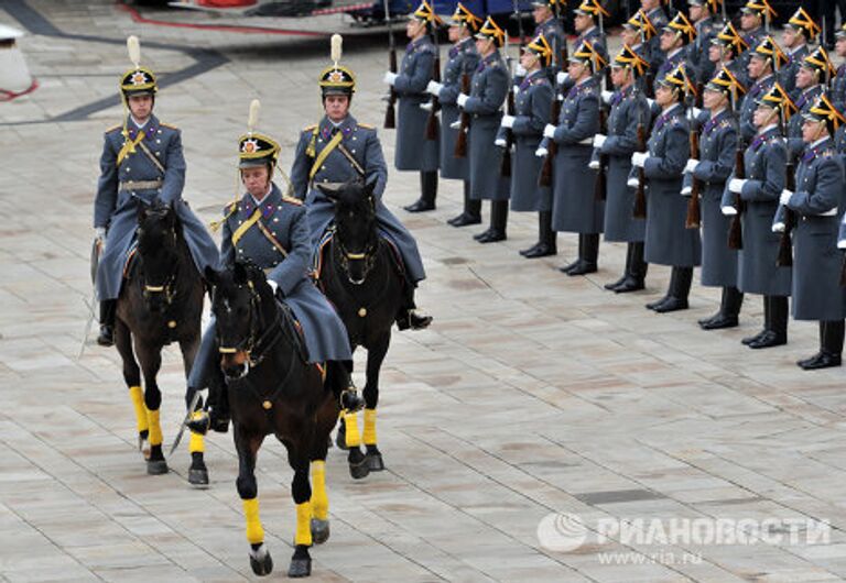 Первая в 2012 г. церемония развода караулов Президентского полка