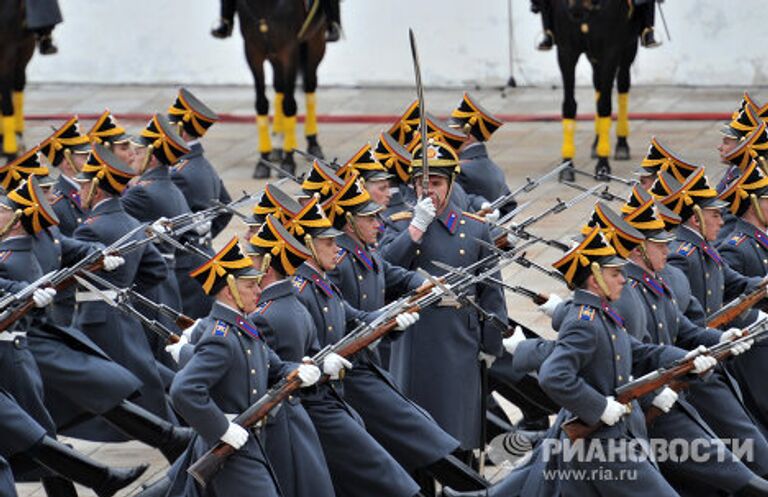 Первая в 2012 г. церемония развода караулов Президентского полка