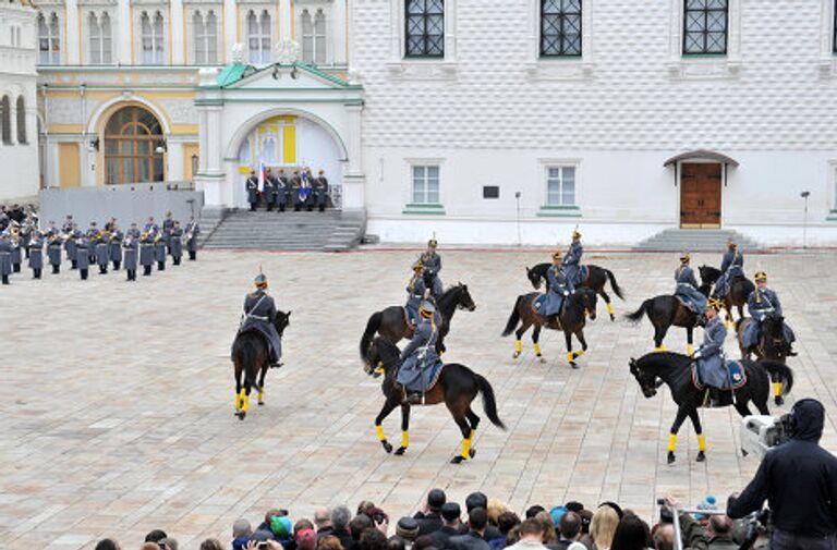 Первая в 2012 г. церемония развода караулов Президентского полка