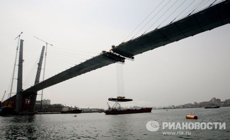 Во Владивостоке сомкнули строящийся мост над бухтой Золотой Рог