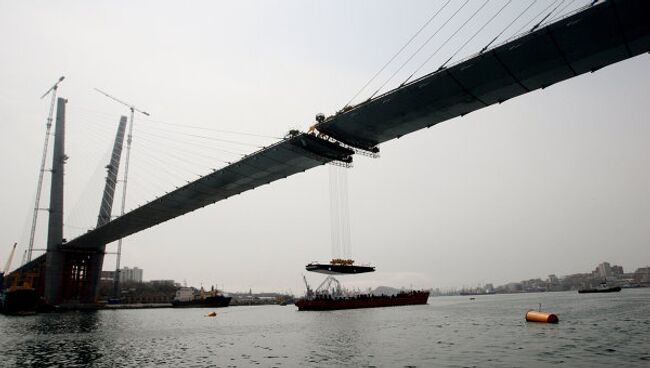 Во Владивостоке сомкнули строящийся мост над бухтой Золотой Рог