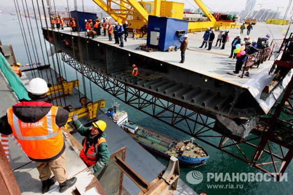 Во Владивостоке сомкнули строящийся мост над бухтой Золотой Рог