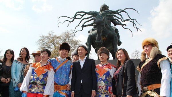 Автор скульптуры Чингисхана Даши Намдаков с бурятскими артистами