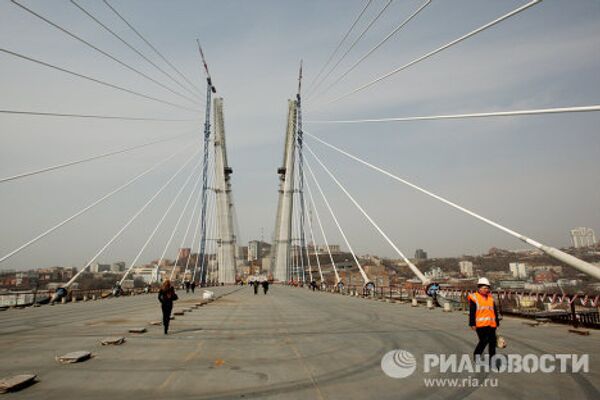 Во Владивостоке сомкнули строящийся мост над бухтой Золотой Рог