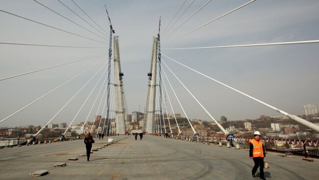 Во Владивостоке сомкнули строящийся мост над бухтой Золотой Рог